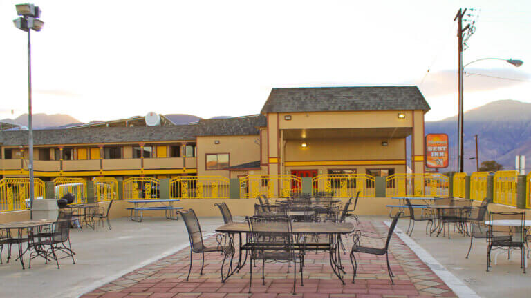 outdoor dining area at hawthornes best inn