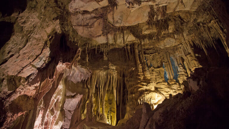 rock structure inside lehman caves