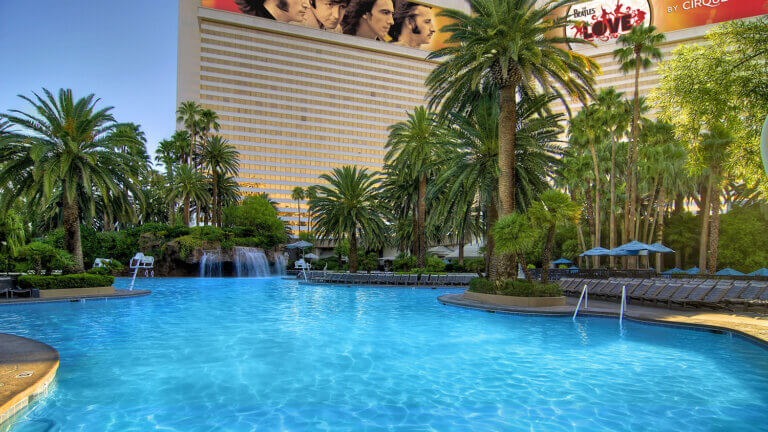 the mirage hotel and casino outdoor pool
