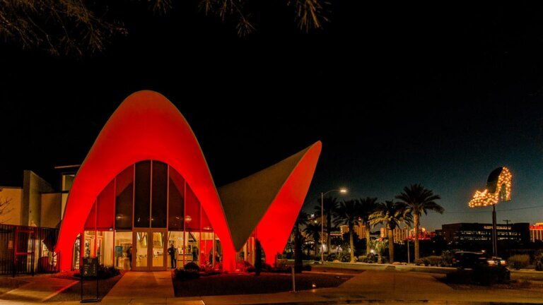 Landmark sign, Las Vegas, This sign, curated by the Neon Mu…