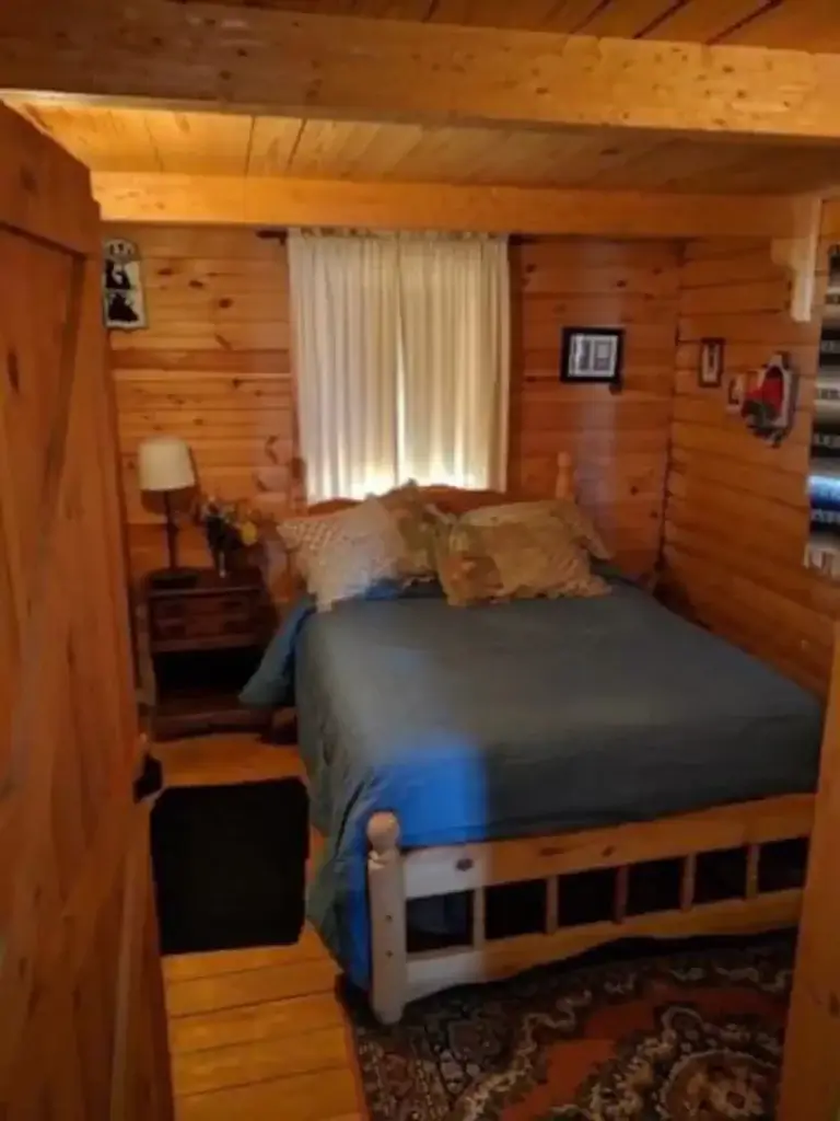 single bed room at old yella dog ranch and cattle company