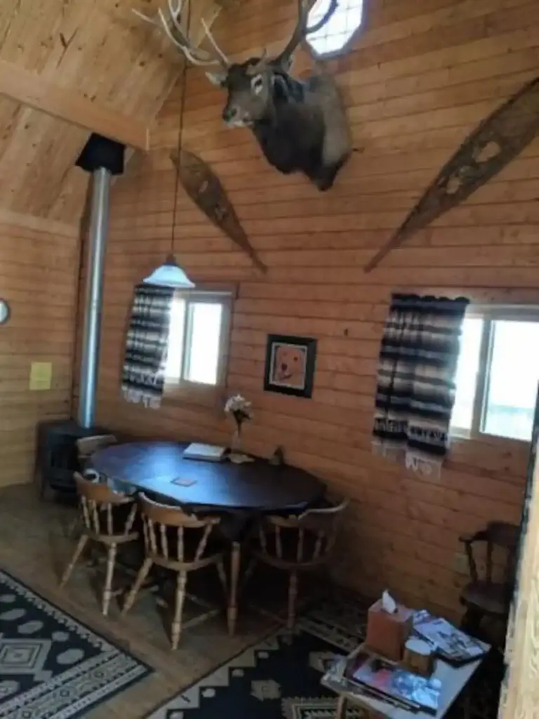 dining area at old yella dog ranch and cattle company