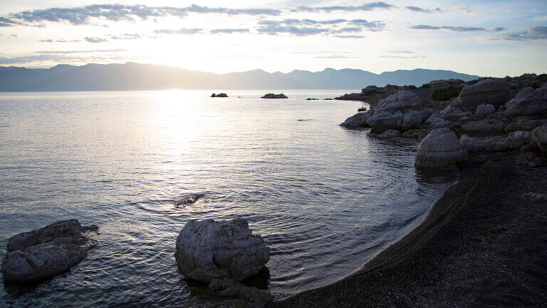 pyramid lake sunrise