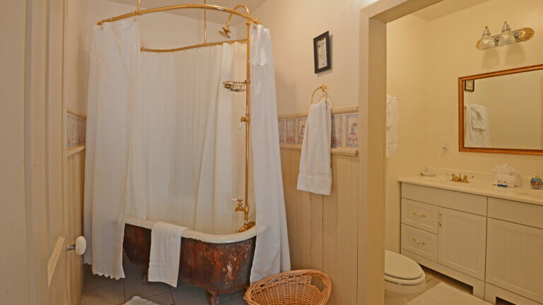 bathroom at Union Street Lodging B&B