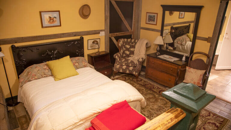 room and bed at the old pioneer garden country inn