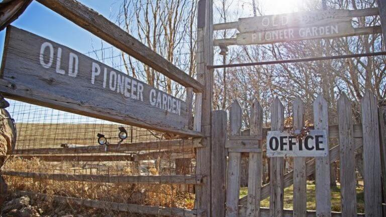 old pioneer garden country inn sign