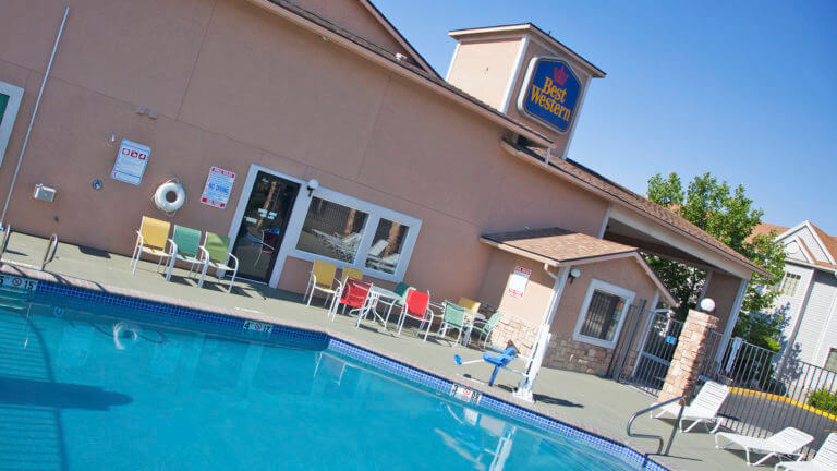 poolside at the best western fallon inn and suites