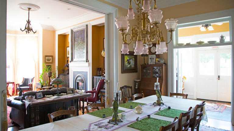 dining area at the cobb mansion bed and breakfast