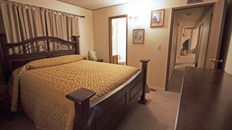 queen bed Crosby's Lodge
