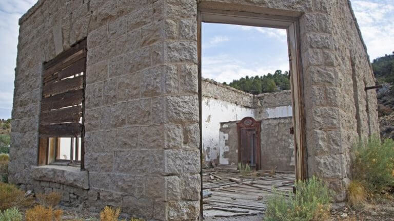 building at manhattan ghost town