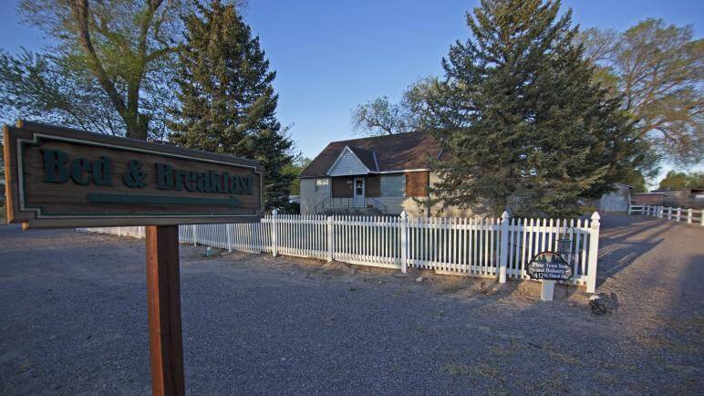 bed and breakfast sign at the pine tree inn and bakery