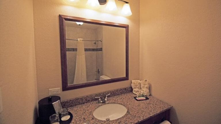 guest bethroom at ramada elko hotel