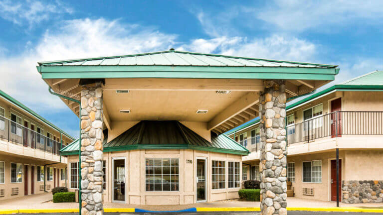 entrance to the quality inn and suites in Minden