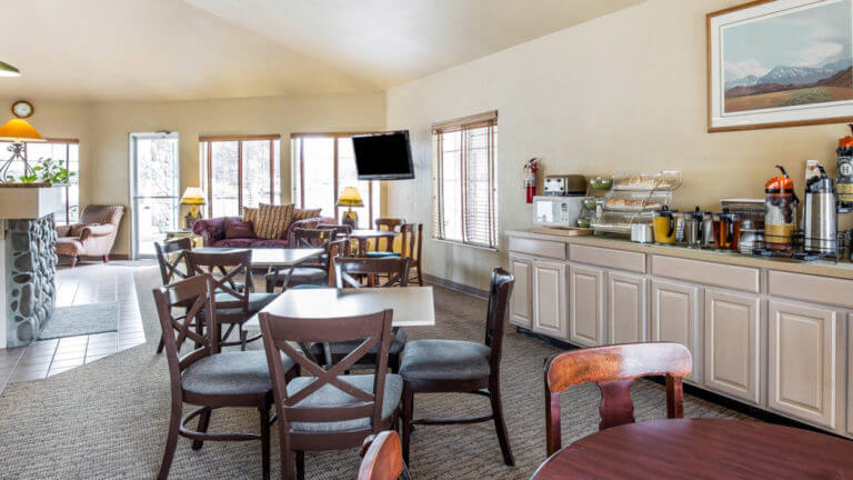 dining area at the quality inn and suites in Minden