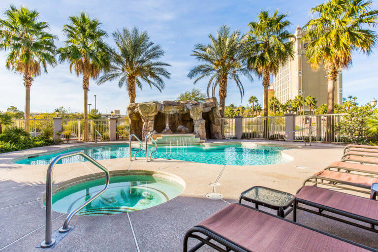 Pool and hottub at Comfort Inn & Suites Henderson
