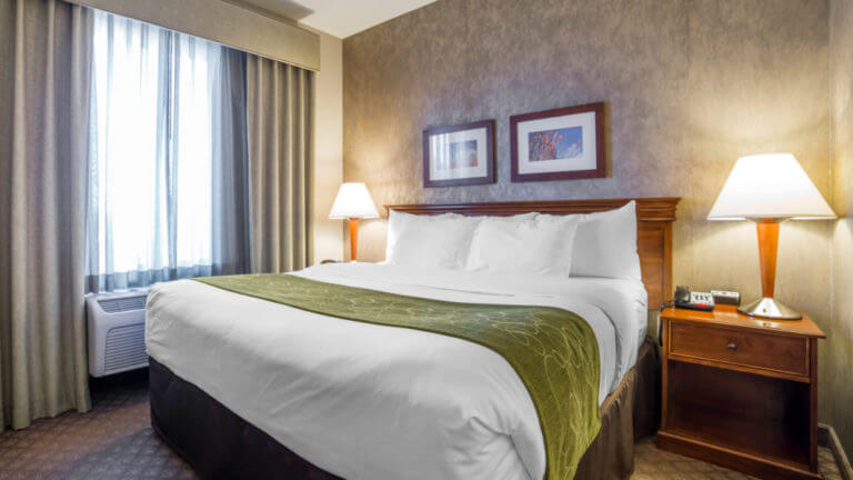 single bed hotel room at comfort suites fernley