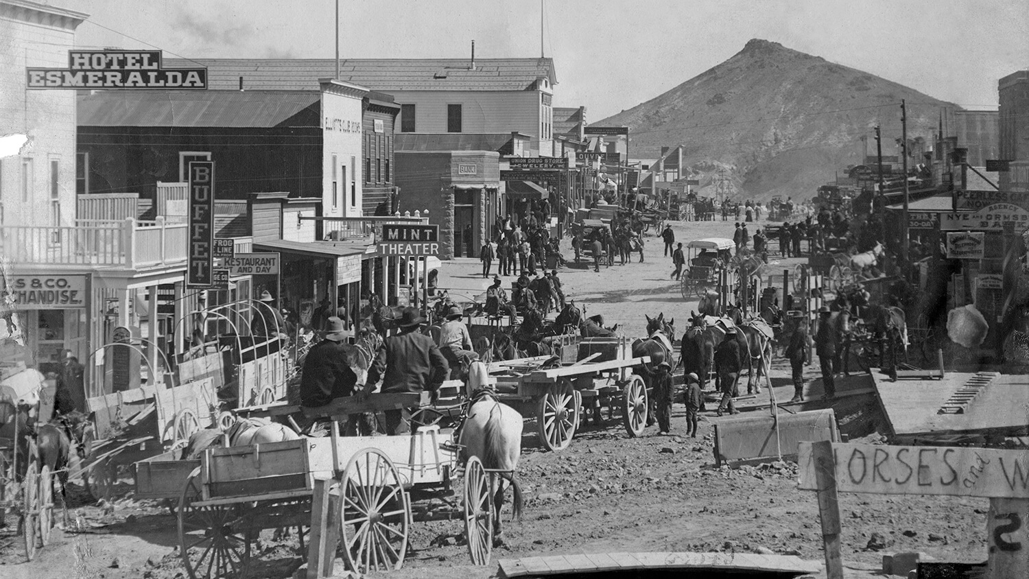 Long Branch Saloon piano and stage - Picture of Boot Hill Museum