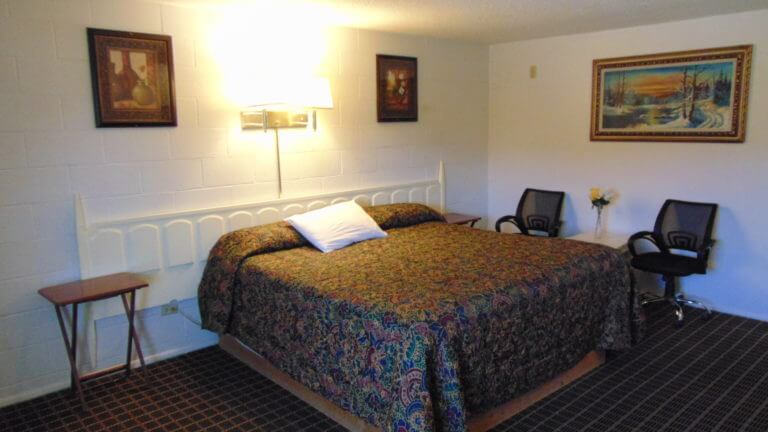 Holiday Lodge queen bed