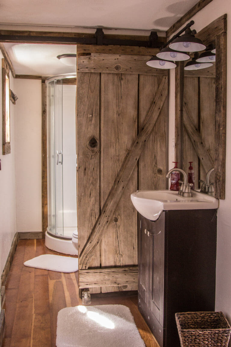 guest bathroom at the goldfield stop inn