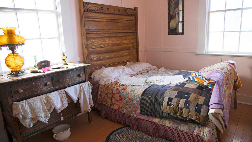 bedroom in white pine public museum