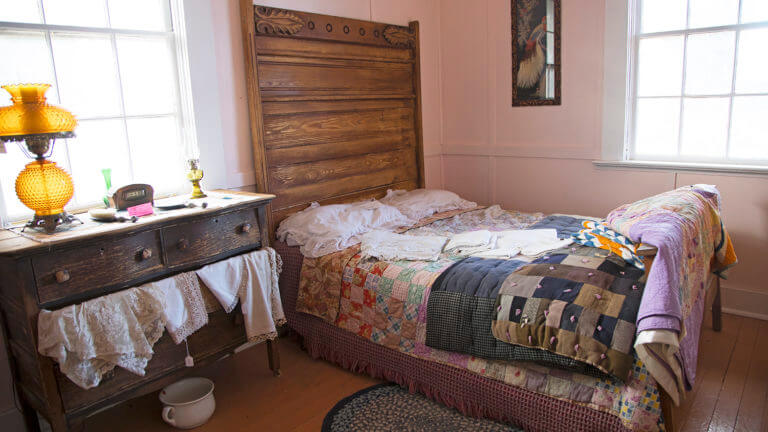 bedroom in white pine public museum