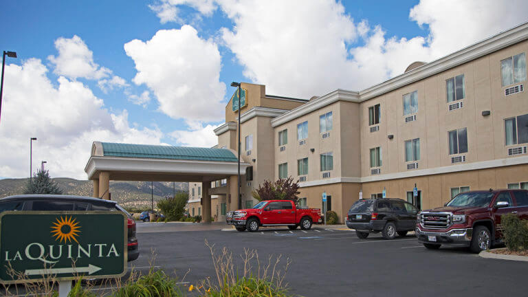 la quinta inn and suites ely sign