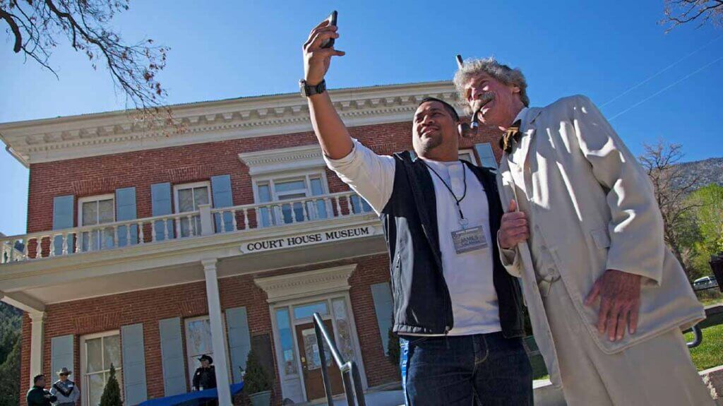 man posing with mark twain entertainer in genoa