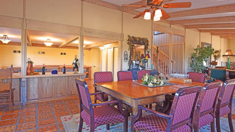 dinning table at queensland vineyard bed and breakfast