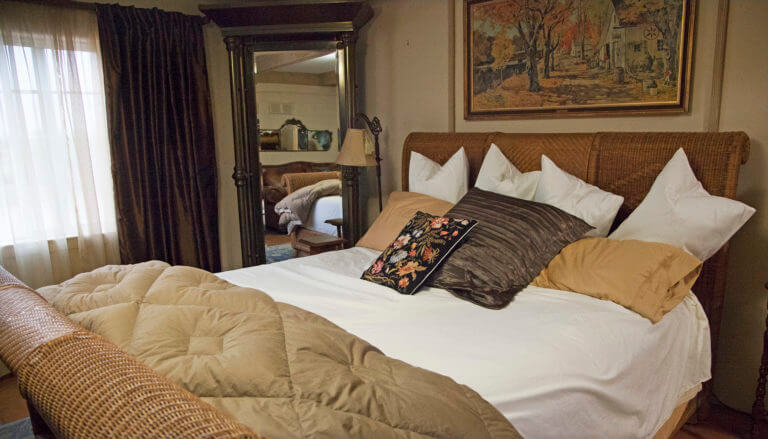 inside bedroom in queensland vineyard bed and breakfast