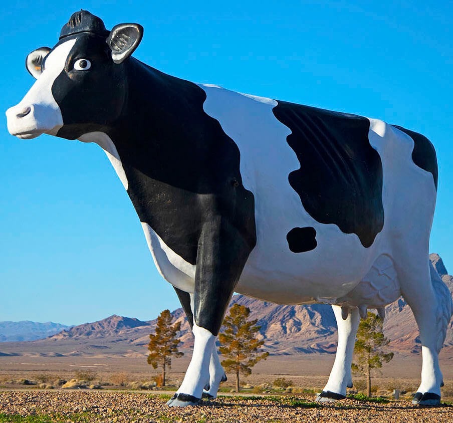 giant cow at weird attractions