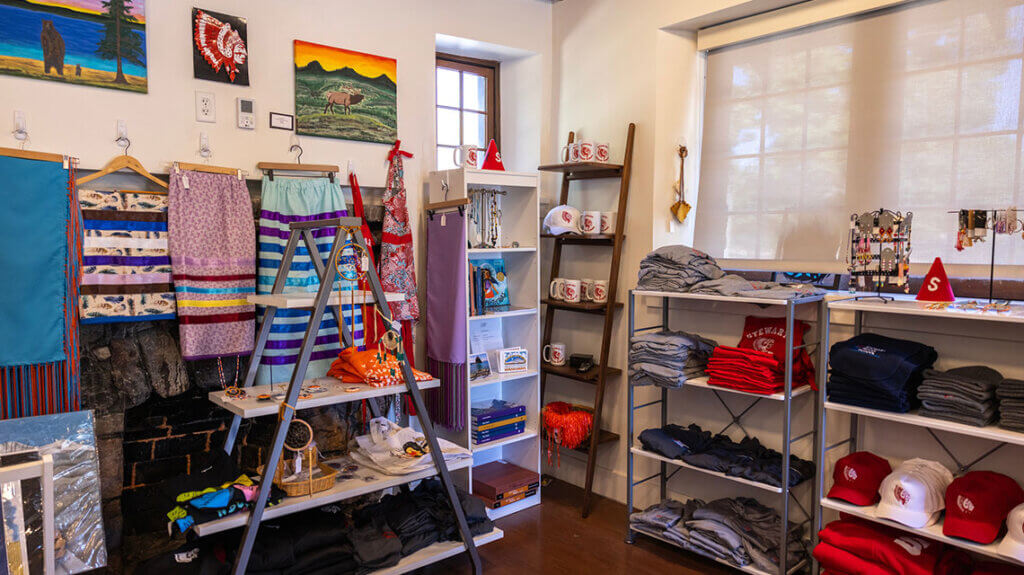 Tienda de regalos en el Centro Cultural y Museo de la Escuela Indígena Stewart en Carson City, Nevada.