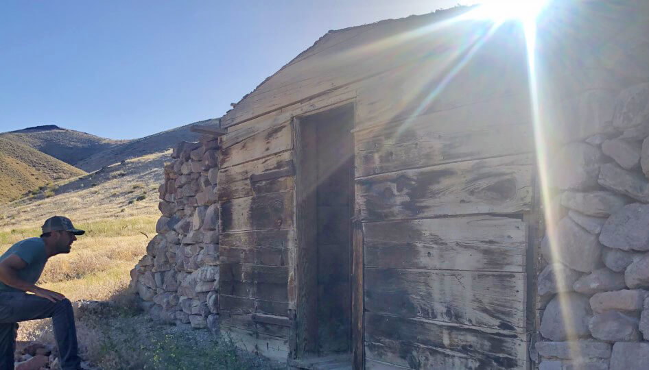 broken down building at seven troughs ghost town