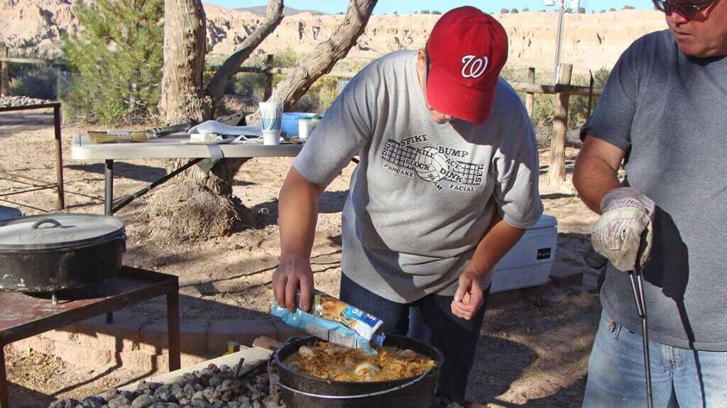 couple cooking at dutch oven cookoff event