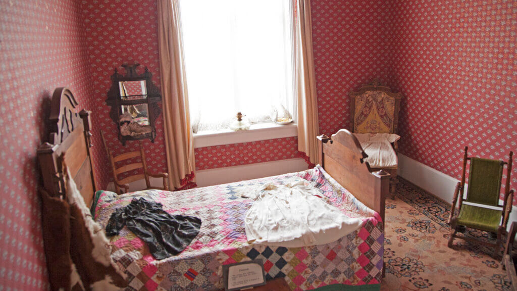 haunted childrens room at mackay mansion