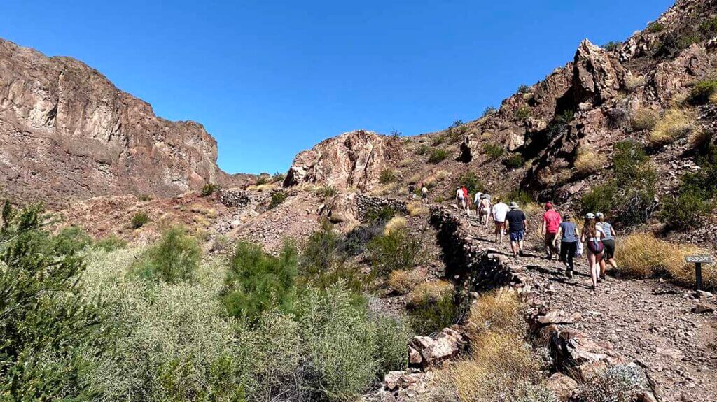 hiking tour with evolution expeditions las vegas