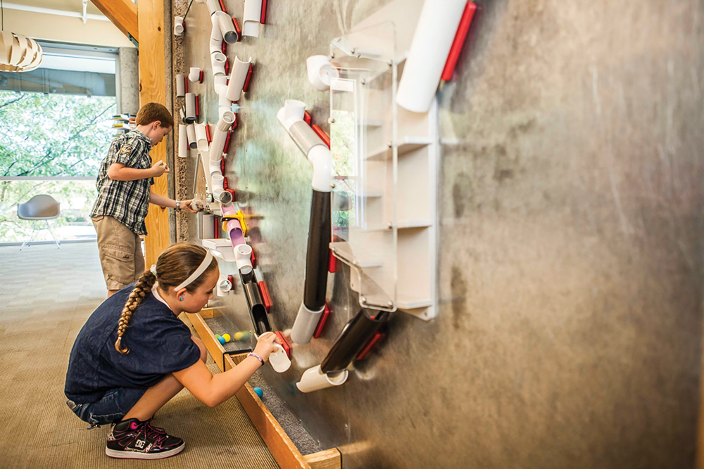 Kids playing in the Da Vinci's Corner at Terry Lee Wells Nevada Discovery Museum.