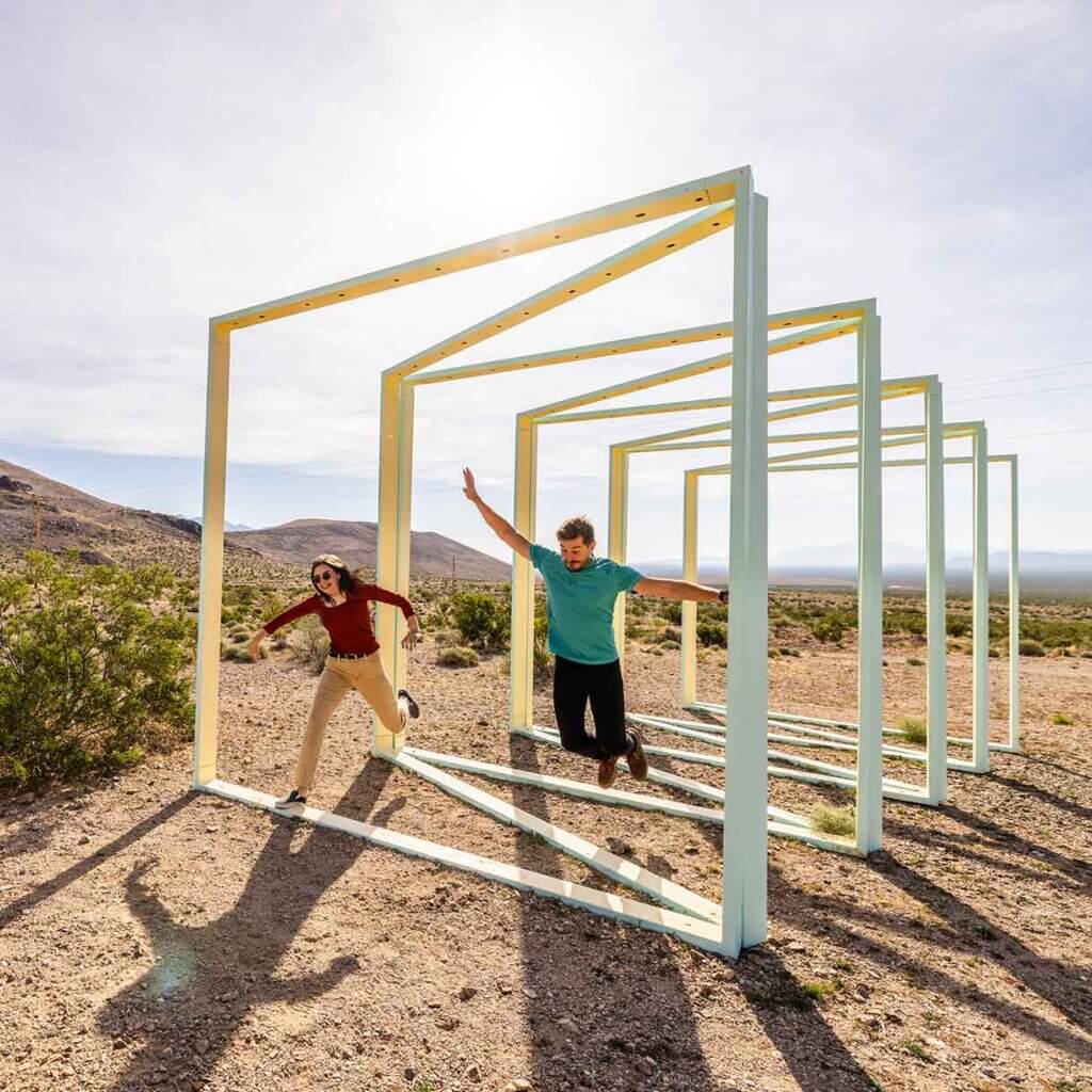 couple running trough tunnel sculpture at goldwell open air museum