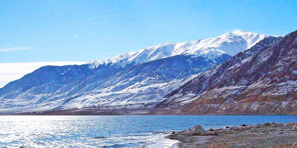 view of hawthorne lake and mountain range