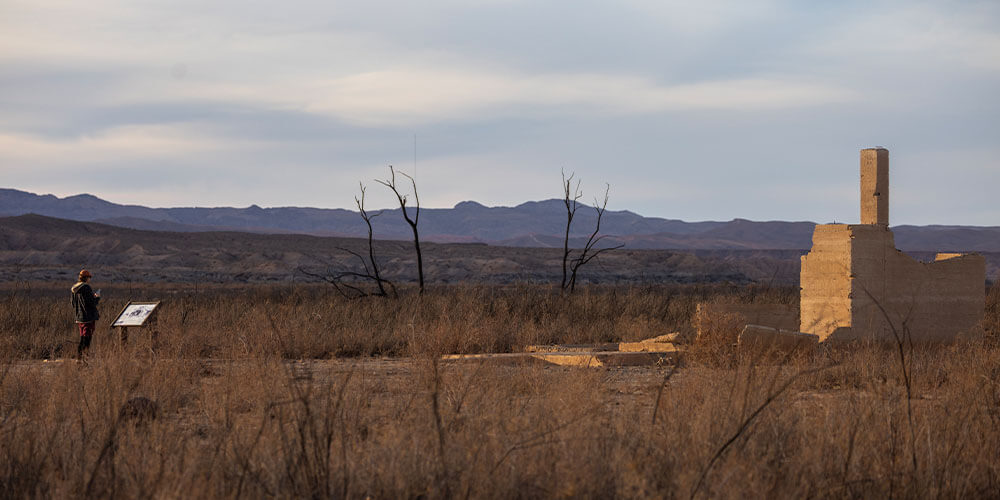 visitor at st thomas ghost town in southern nevada